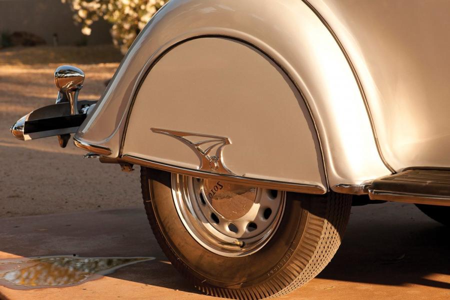Детали экстерьера DeSoto Airflow Coupe (SE) 1934 года  (фото 19 из 42)